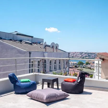 Flat With A Refreshing Balcony In Beyoglu *