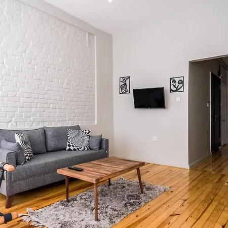 Flat With A Refreshing Balcony In Beyoglu *