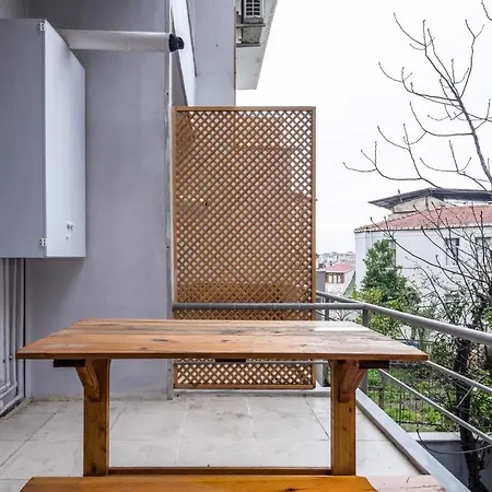 Flat With A Refreshing Balcony In Beyoglu