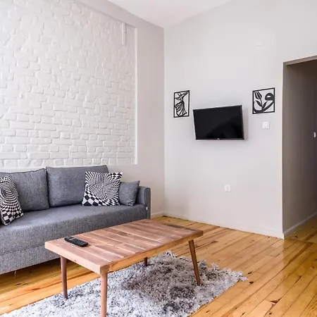 Flat With A Refreshing Balcony In Beyoglu