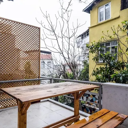 Flat With A Refreshing Balcony In Beyoglu